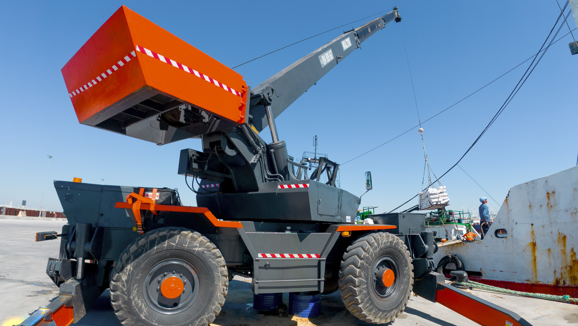 Equipamiento pesado de Waltok S.A. en el puerto